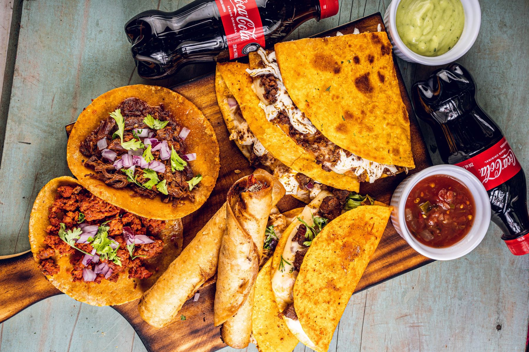 Combo de Mera Taquería sobre su tabla de madera